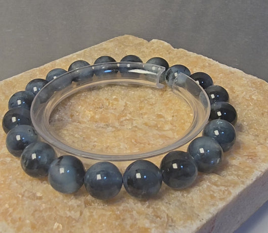 魔鬼海藍寶水晶手鏈 10MM #218 的墨藍色澤與晶體細節

