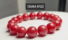 將影片載入圖庫檢視器並播放，影片展示玖紅薔薇輝石 12MM #122 17粒 水晶手鍊 美國産 正品認證 愛情石 適合手圍至 17.5 cm

