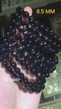 將影片載入圖庫檢視器並播放，影片展示香港金運石水晶手鏈  極級 8.5mm+ 22 粒 適合手圍至16cm 正品認證

