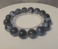 將影片載入圖庫檢視器並播放，魔鬼海藍寶水晶手鏈 13MM #247 的墨藍色澤與晶體細節

