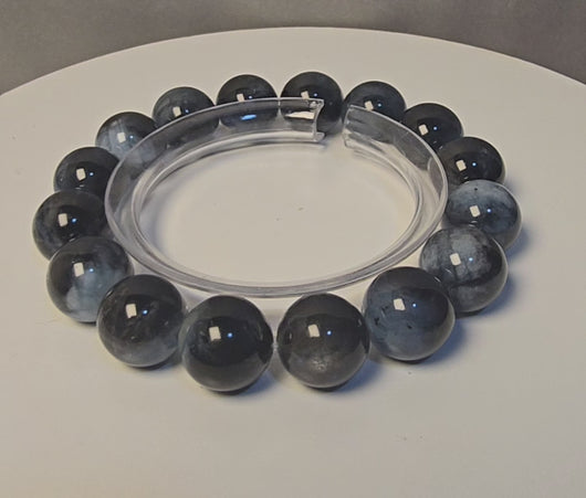 魔鬼海藍寶水晶手鏈 13MM #247 的墨藍色澤與晶體細節
