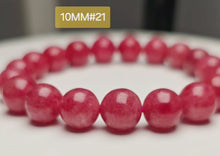 將影片載入圖庫檢視器並播放，影片展示玖紅薔薇輝石 10MM #21 19粒 水晶手鍊 美國産 正品認證 愛情石 適合手圍至 16.5 cm

