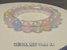 將影片載入圖庫檢視器並播放，本段影片完整展示幻彩天使摩根石水晶手鍊 10MM #A 19粒 的亮麗色澤和晶體細節
