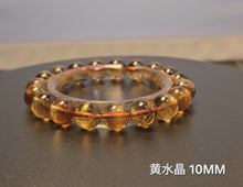 將影片載入圖庫檢視器並播放，本段影片完整展示黃水晶手鍊 10MM 19粒 的黄金色澤與晶體細節。 適合手圍至16.5cm,  巴西產, 香港正品認證。
