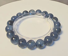 將影片載入圖庫檢視器並播放，魔鬼海藍寶水晶手鏈 10MM #232 的墨藍色澤與晶體細節


