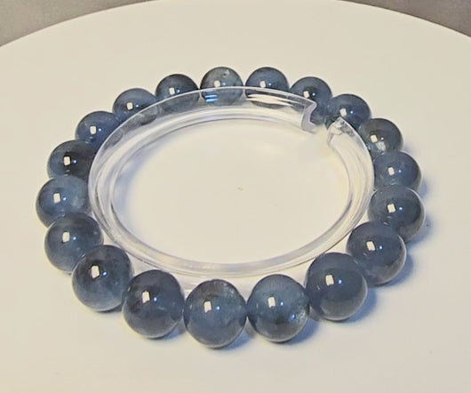 魔鬼海藍寶水晶手鏈 10MM #232 的墨藍色澤與晶體細節

