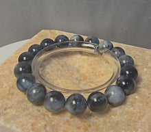 將影片載入圖庫檢視器並播放，魔鬼海藍寶水晶手鏈 11MM #157 的墨藍色澤與晶體細節

