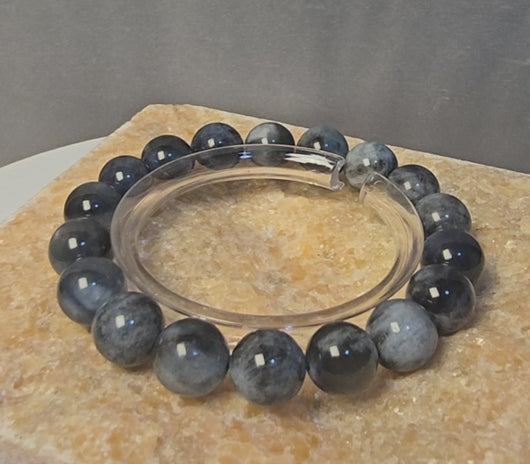 魔鬼海藍寶水晶手鏈 11MM #157 的墨藍色澤與晶體細節
