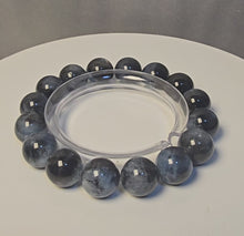 將影片載入圖庫檢視器並播放，魔鬼海藍寶水晶手鏈 13MM #250 的墨藍色澤與晶體細節


