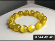 將影片載入圖庫檢視器並播放，本段影片完整展示黄金鋰雲母水晶手鍊 14-14.4MM 15粒 21號的黄金色澤與晶體細節。 巴西產,  適合手圍至18cm,  香港正品認證
