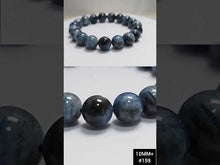 將影片載入圖庫檢視器並播放，影片展示魔鬼海藍寶水晶手鍊 10MM+ 19粒 159號的墨藍色澤與晶體細節。  適合手圍至16.5cm,  巴西產地, 香港正品認證

